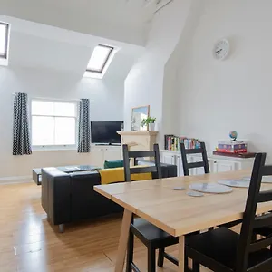 Appartement Fantastic 3 Bed House- Sleeps 6- Superfast Wifi And Garage